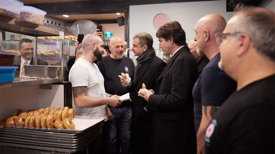 Καναδάς: Μητσοτάκης και Τριντό ήπιαν φρέντο καπουτσίνο και έφαγαν ντόνατς σε κατάστημα ομογενών στο Μόντρεαλ