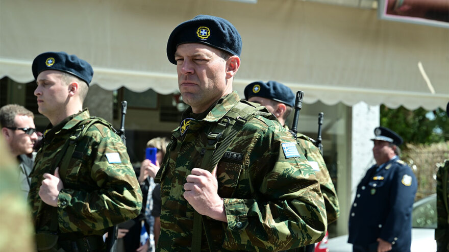 25η Μαρτίου - Κασσελάκης: Παρήλασε με άγημα στη Θήβα - Δείτε βίντεο και φωτογραφίες