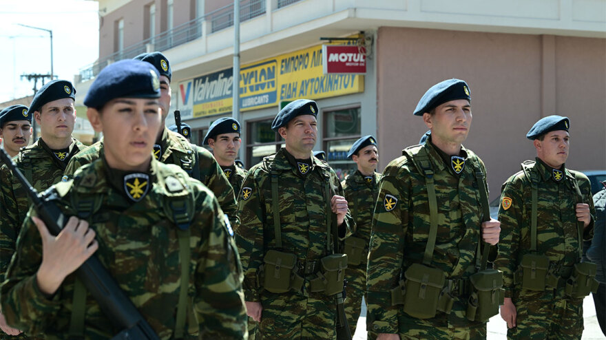 25η Μαρτίου - Κασσελάκης: Παρήλασε με άγημα στη Θήβα - Δείτε βίντεο και φωτογραφίες