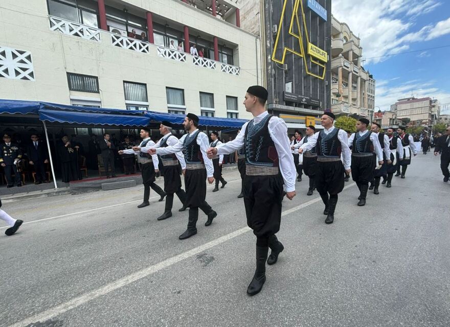 25η Μαρτίου - Λάρισα: Συγκίνησε η μητέρα της Κλαούντια Λάτα που χάθηκε στα Τέμπη - Την αγκάλιασε ο Παπαστεργίου