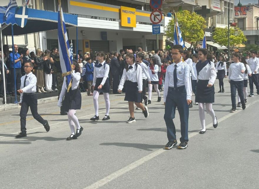 25η Μαρτίου - Λάρισα: Συγκίνησε η μητέρα της Κλαούντια Λάτα που χάθηκε στα Τέμπη - Την αγκάλιασε ο Παπαστεργίου
