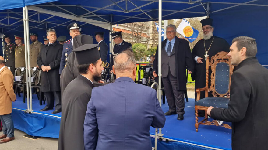 Θεσσαλονίκη: Ο μητροπολίτης ζήτησε να αλλάξει ο «θρόνος» του στους επισήμους της παρέλασης  με μία πλαστική καρέκλα