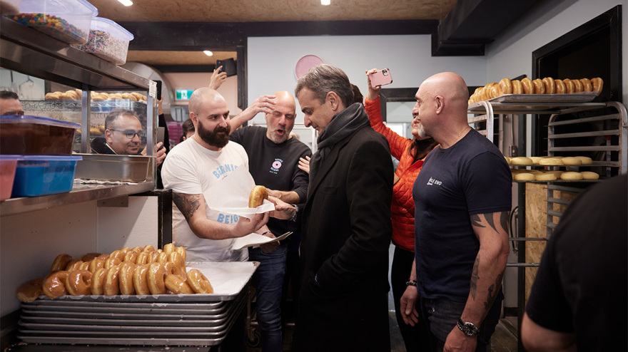 Καναδάς: Μητσοτάκης και Τριντό ήπιαν φρέντο καπουτσίνο και έφαγαν ντόνατς σε κατάστημα ομογενών στο Μόντρεαλ