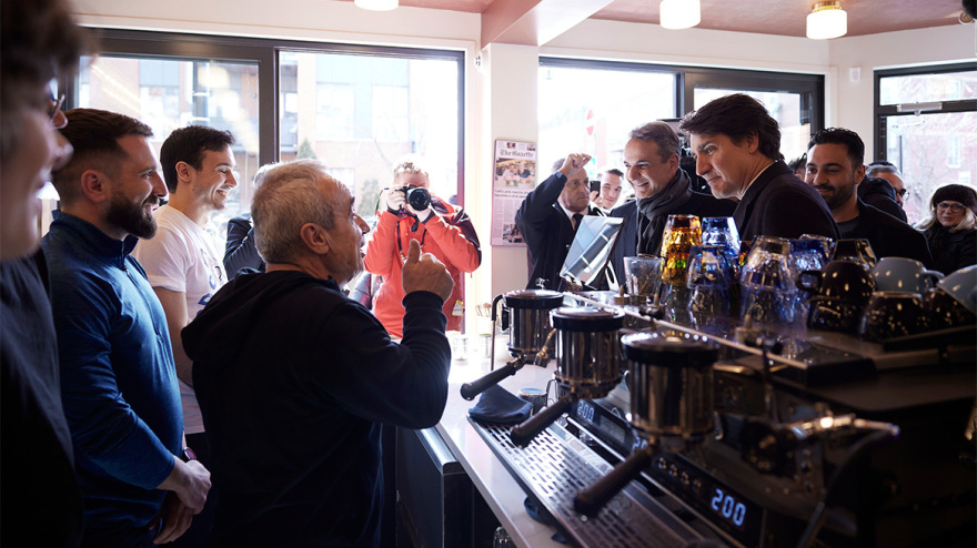 Καναδάς: Μητσοτάκης και Τριντό ήπιαν φρέντο καπουτσίνο και έφαγαν ντόνατς σε κατάστημα ομογενών στο Μόντρεαλ