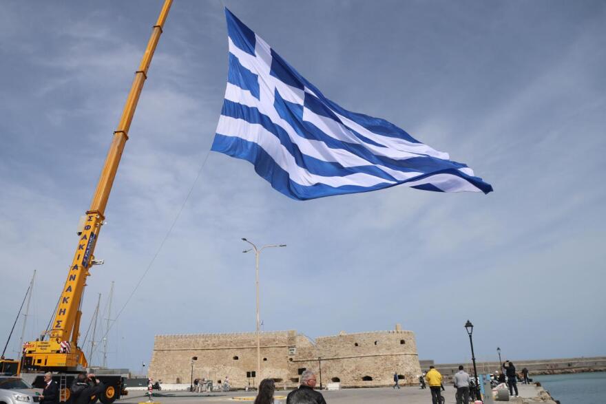 25η Μαρτίου: Σημαία 1,5 στρέμμα υψώθηκε στο λιμάνι του Ηρακλείου - Δείτε φωτογραφίες