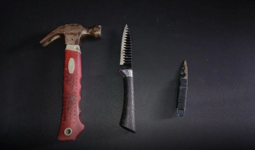 Κυψέλη: Με αυτό το σφυρί και το μαχαίρι τραυμάτισε μαθητή και διευθυντή σχολείου ο 19χρονος που συνελήφθη