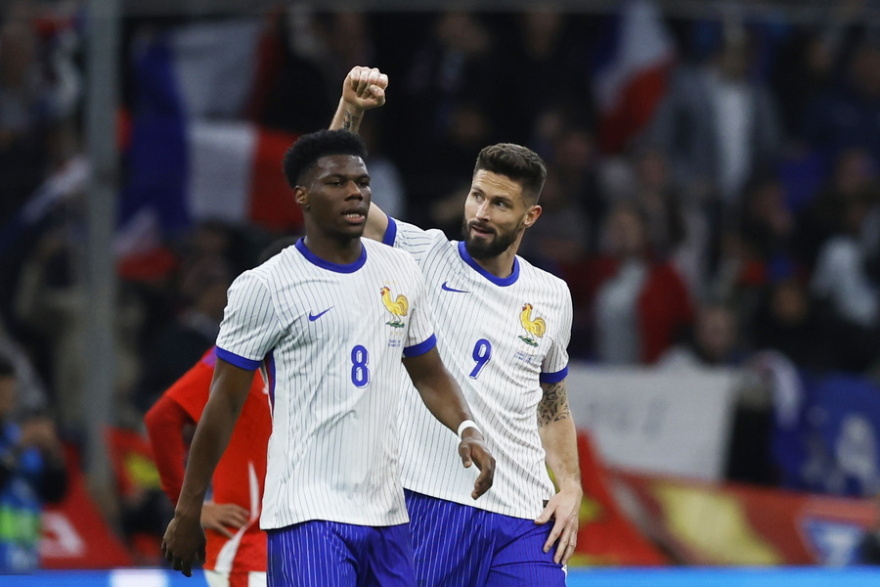 Γαλλία: Τσακώνονται σαν τα... κοκόρια οι οπαδοί για τον τεράστιο πετεινό στη νέα φανέλα της Εθνικής τους ομάδας - Φωτογραφίες 