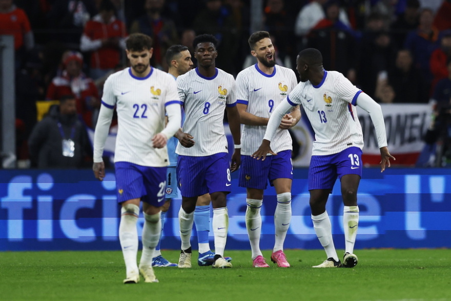 Γαλλία: Τσακώνονται σαν τα... κοκόρια οι οπαδοί για τον τεράστιο πετεινό στη νέα φανέλα της Εθνικής τους ομάδας - Φωτογραφίες 