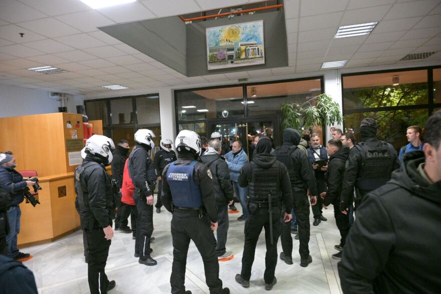 Λάρισα: Επεισόδια σε συναυλία της στρατιωτικής ακαδημίας των ΗΠΑ – Επέμβαση των ΜΑΤ