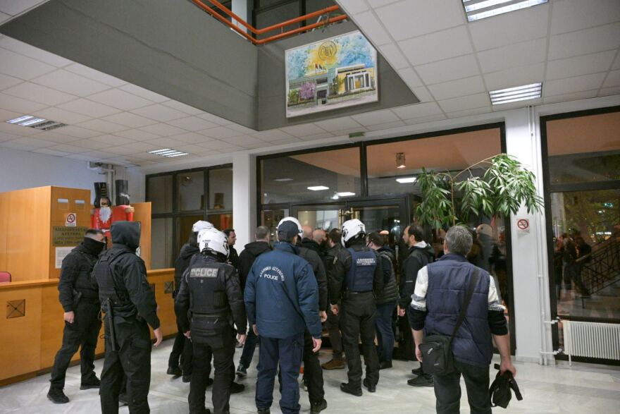 Λάρισα: Επεισόδια σε συναυλία της στρατιωτικής ακαδημίας των ΗΠΑ – Επέμβαση των ΜΑΤ