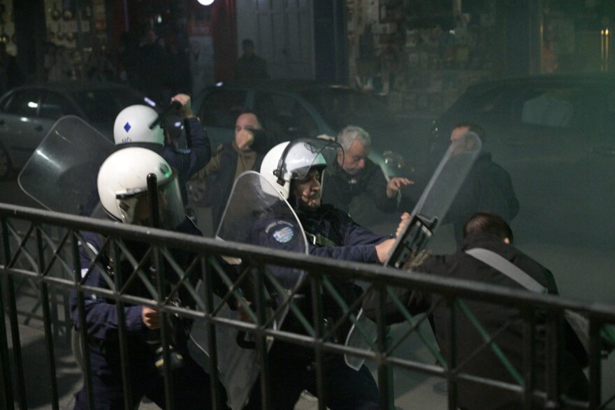 Λάρισα: Επεισόδια σε συναυλία της στρατιωτικής ακαδημίας των ΗΠΑ – Επέμβαση των ΜΑΤ