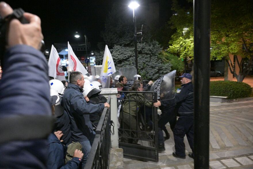 Λάρισα: Επεισόδια σε συναυλία της στρατιωτικής ακαδημίας των ΗΠΑ – Επέμβαση των ΜΑΤ