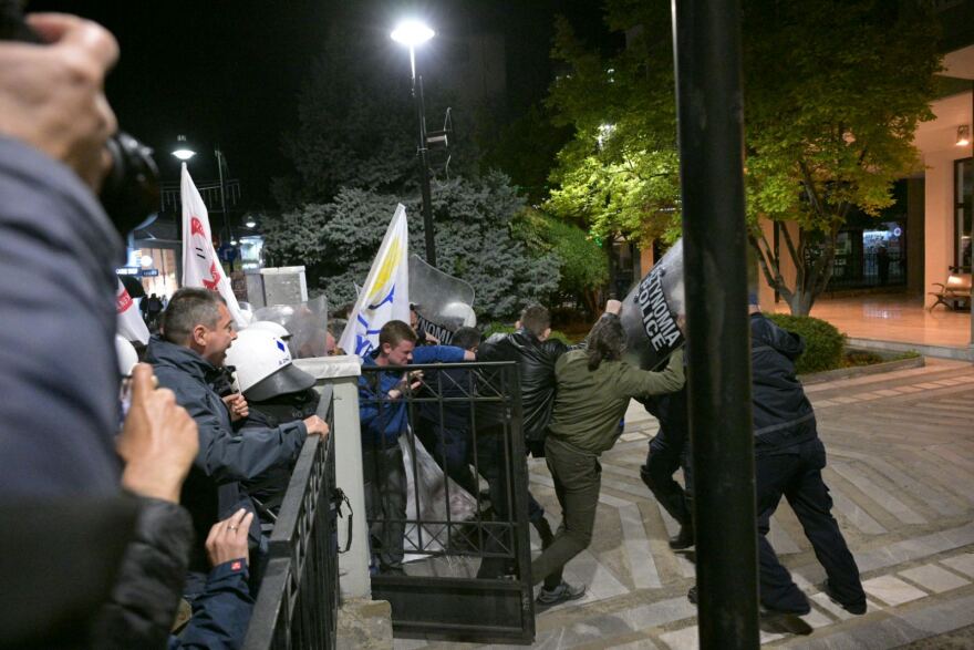 Λάρισα: Επεισόδια σε συναυλία της στρατιωτικής ακαδημίας των ΗΠΑ – Επέμβαση των ΜΑΤ