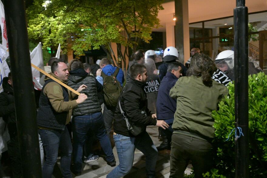 Λάρισα: Επεισόδια σε συναυλία της στρατιωτικής ακαδημίας των ΗΠΑ – Επέμβαση των ΜΑΤ