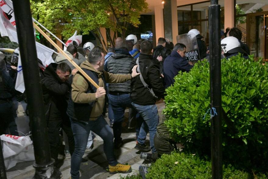 Λάρισα: Επεισόδια σε συναυλία της στρατιωτικής ακαδημίας των ΗΠΑ – Επέμβαση των ΜΑΤ