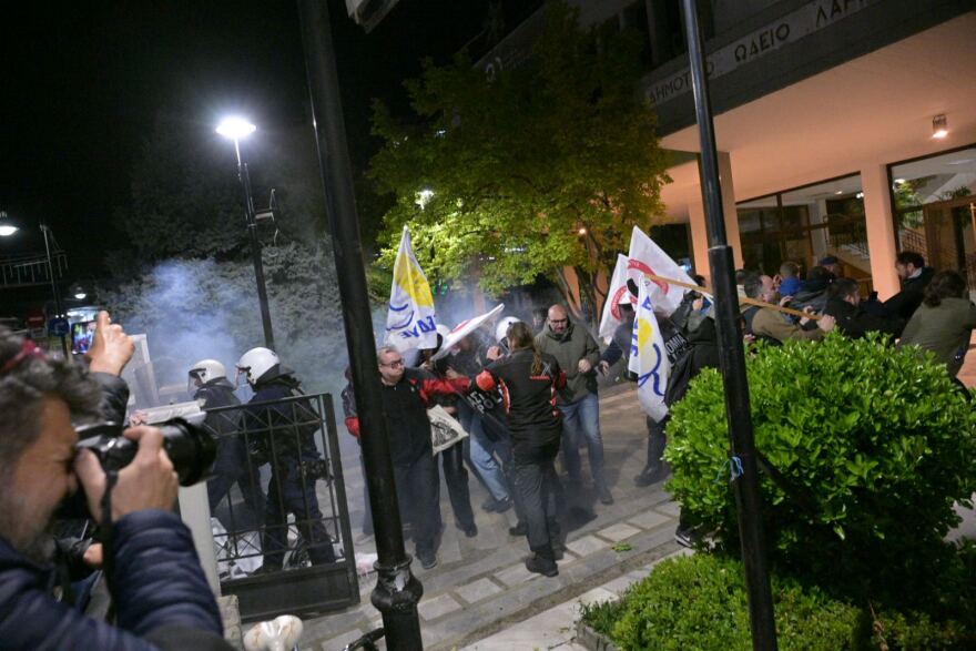 Λάρισα: Επεισόδια σε συναυλία της στρατιωτικής ακαδημίας των ΗΠΑ – Επέμβαση των ΜΑΤ