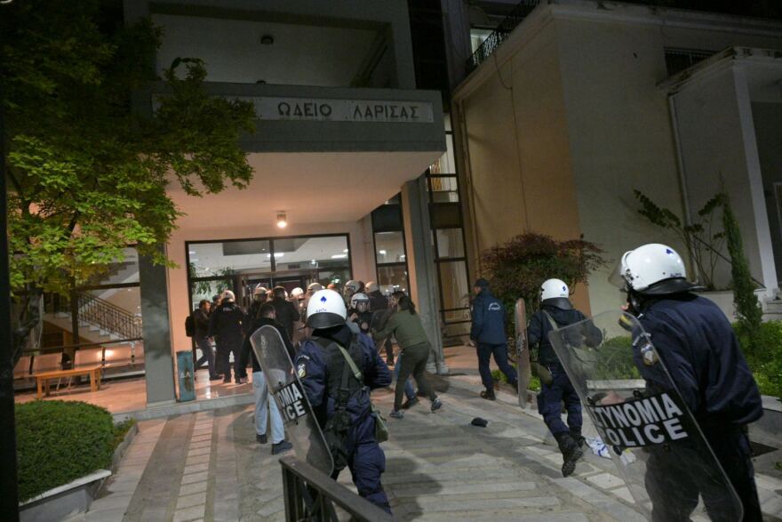 Λάρισα: Επεισόδια σε συναυλία της στρατιωτικής ακαδημίας των ΗΠΑ – Επέμβαση των ΜΑΤ