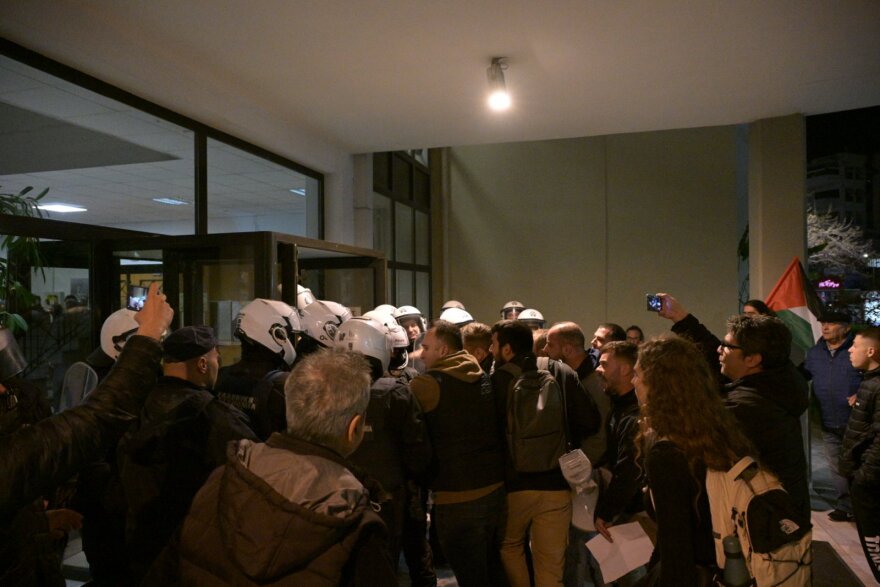 Λάρισα: Επεισόδια σε συναυλία της στρατιωτικής ακαδημίας των ΗΠΑ – Επέμβαση των ΜΑΤ