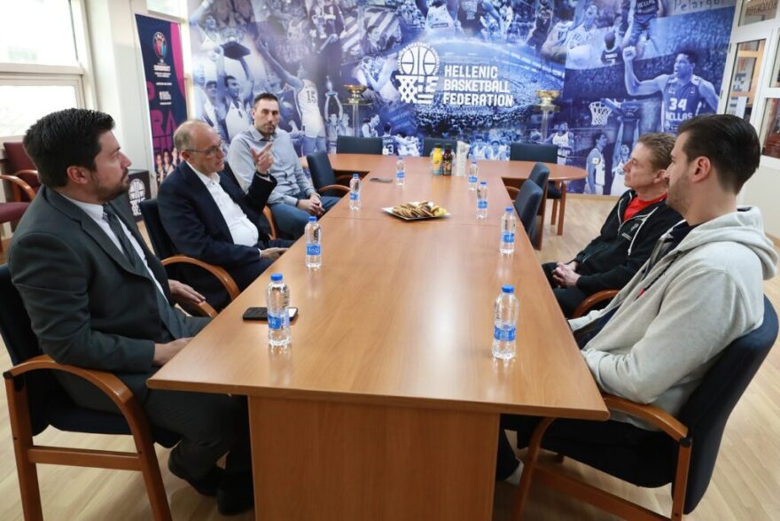 Ο Ρικ Πιτίνο κοντά στις εθνικές ομάδες μπάσκετ