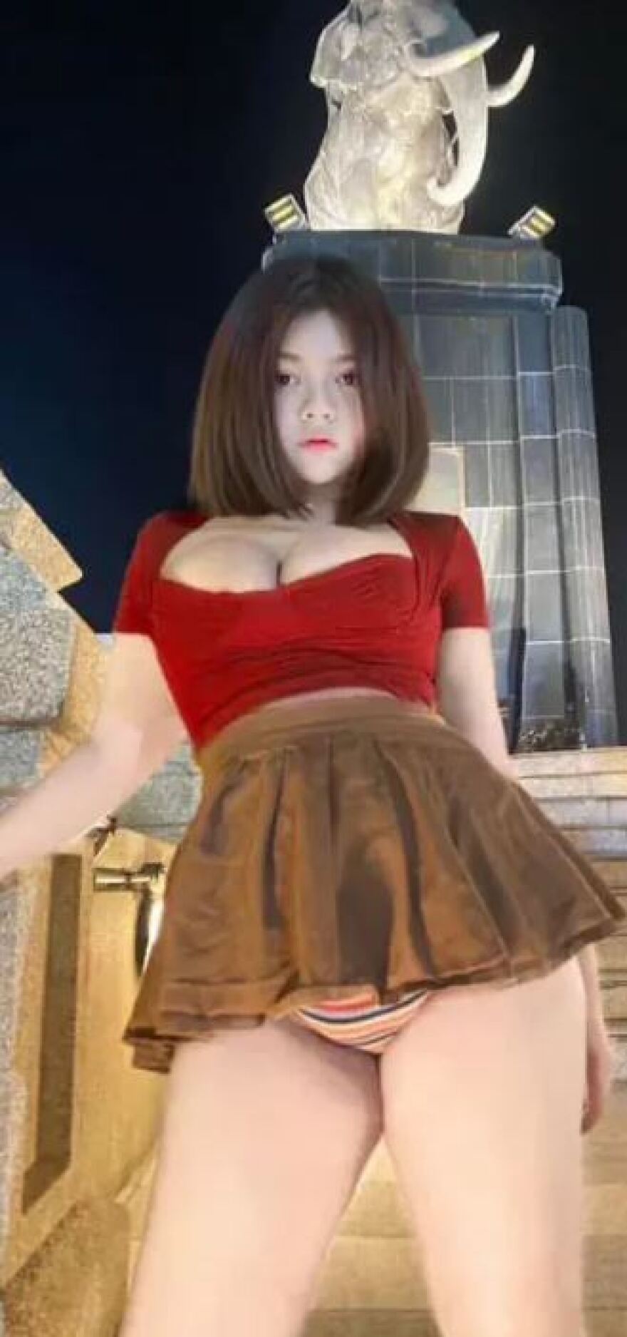 Ταϊλάνδη: Μοντέλο κινδυνεύει με 5 χρόνια φυλακή για φωτογραφίες της με σηκωμένη φούστα μπροστά σε βασιλικό άγαλμα