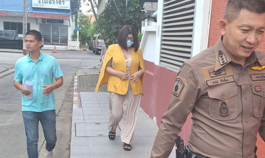 Ταϊλάνδη: Μοντέλο κινδυνεύει με 5 χρόνια φυλακή για φωτογραφίες της με σηκωμένη φούστα μπροστά σε βασιλικό άγαλμα