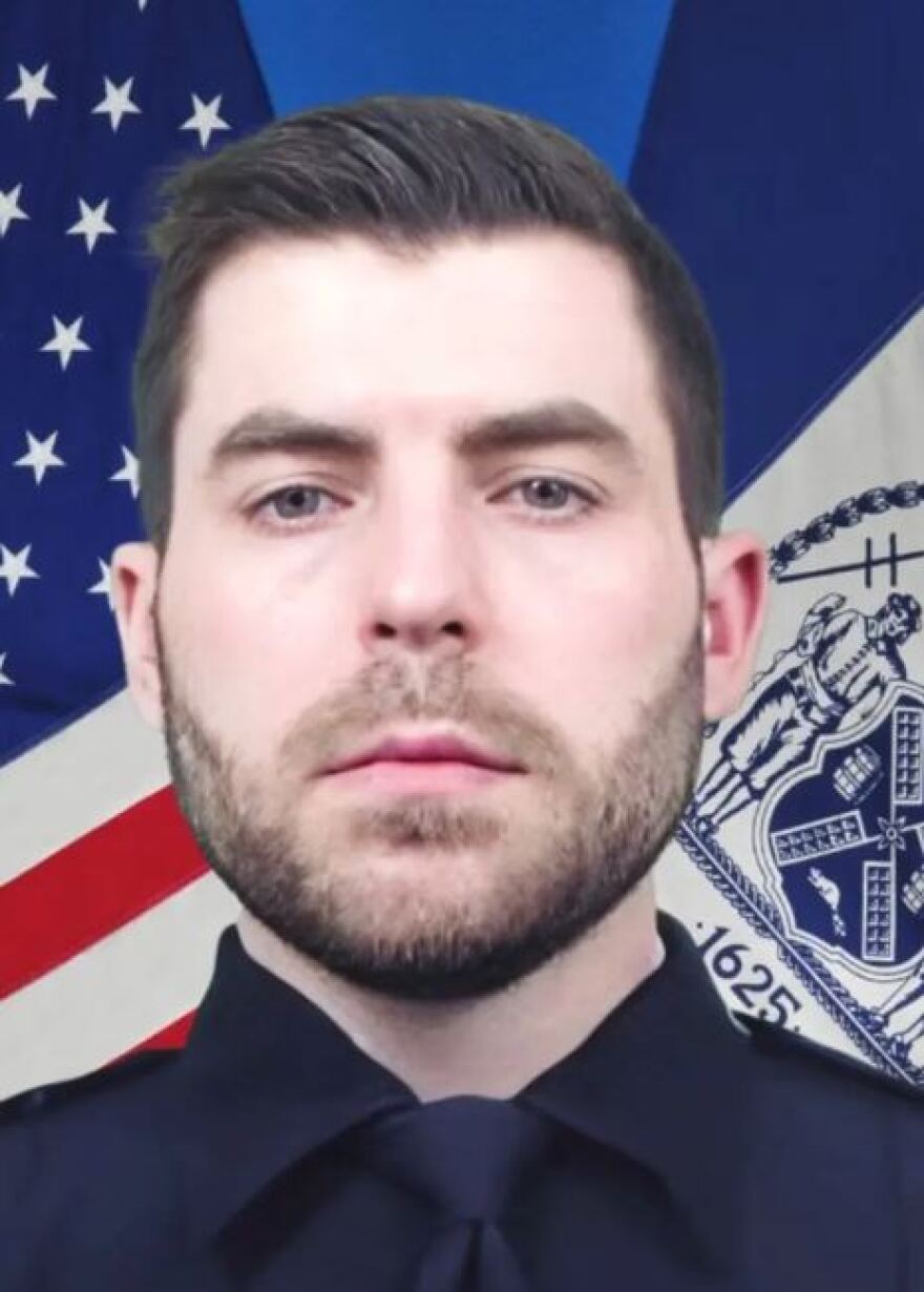 Νέα Υόρκη: Η στιγμή που αστυνομικός πέφτει νεκρός από πυροβολισμό μετά από έλεγχο σε αυτοκίνητο