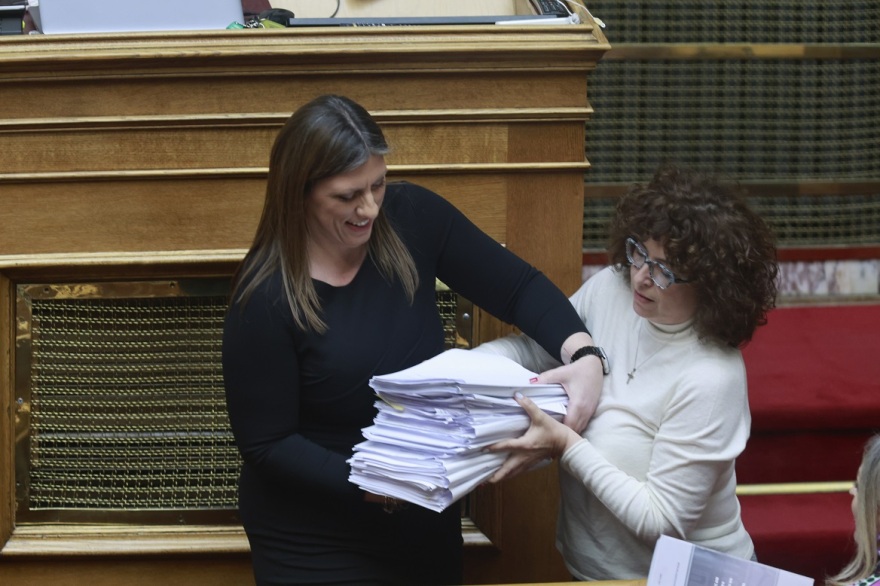 Ζωή Κωνσταντοπούλου: Με ένα «βουνό» από έγγραφα ανέβηκε να μιλήσει στο βήμα της Βουλής
