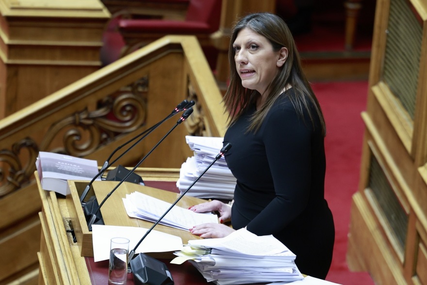 Ζωή Κωνσταντοπούλου: Με ένα «βουνό» από έγγραφα ανέβηκε να μιλήσει στο βήμα της Βουλής