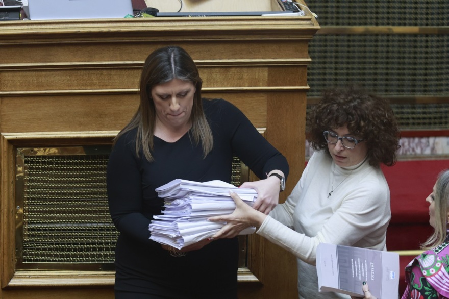 Ζωή Κωνσταντοπούλου: Με ένα «βουνό» από έγγραφα ανέβηκε να μιλήσει στο βήμα της Βουλής