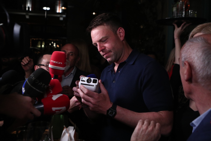 Στέφανος Κασσελάκης: Πάρτι γενεθλίων στου Ψυρρή - Δείτε βίντεο και φωτογραφίες