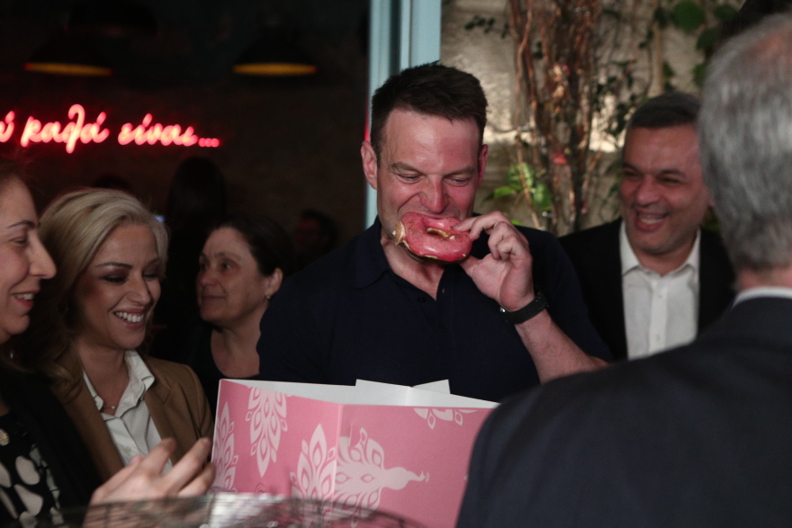 Στέφανος Κασσελάκης: Πάρτι γενεθλίων στου Ψυρρή - Δείτε βίντεο και φωτογραφίες