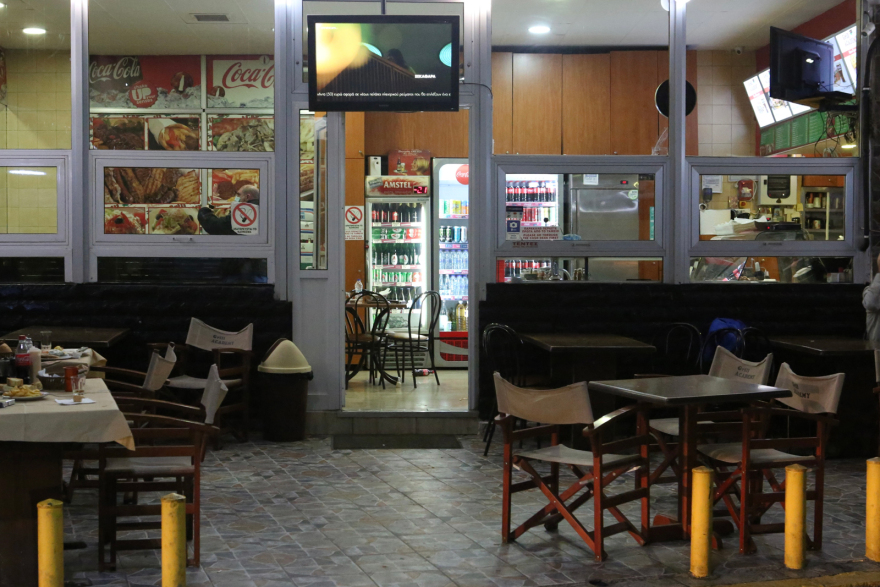 ΚΤΕΛ Κηφισού: Βίντεο από τη στιγμή που ένοπλος πυροβολεί μέσα σε κατάστημα