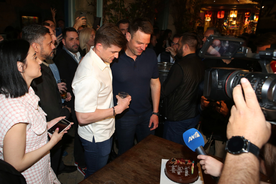 Στέφανος Κασσελάκης: Πάρτι γενεθλίων στου Ψυρρή - Δείτε βίντεο και φωτογραφίες