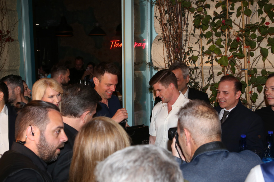 Στέφανος Κασσελάκης: Πάρτι γενεθλίων στου Ψυρρή - Δείτε βίντεο και φωτογραφίες