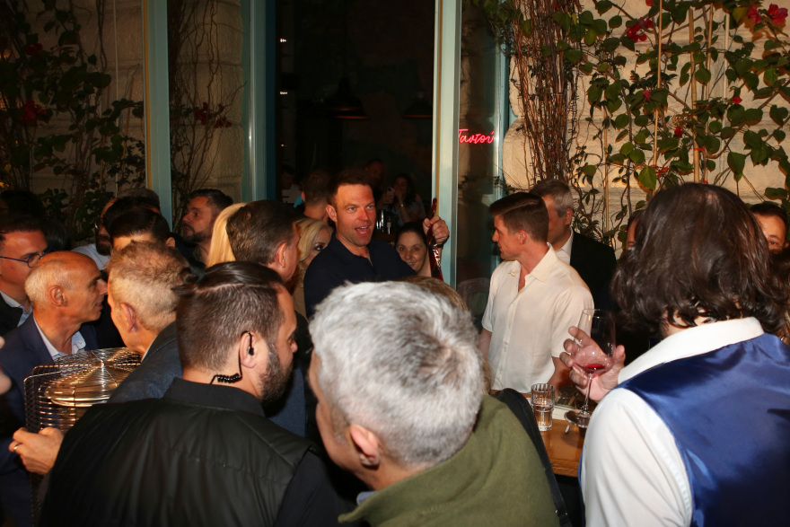 Στέφανος Κασσελάκης: Πάρτι γενεθλίων στου Ψυρρή - Δείτε βίντεο και φωτογραφίες