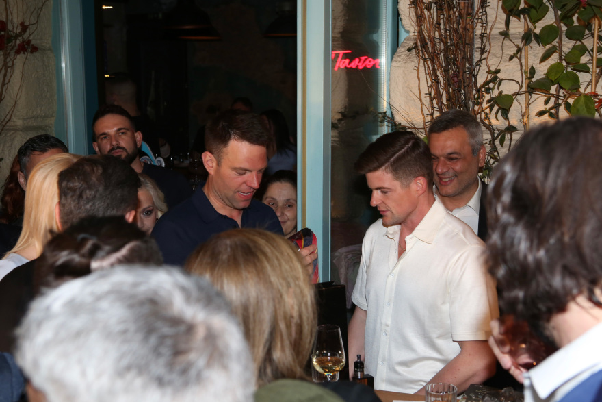 Στέφανος Κασσελάκης: Πάρτι γενεθλίων στου Ψυρρή - Δείτε βίντεο και φωτογραφίες