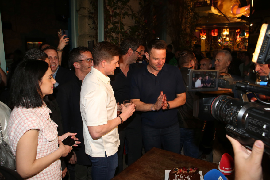 Στέφανος Κασσελάκης: Πάρτι γενεθλίων στου Ψυρρή - Δείτε βίντεο και φωτογραφίες