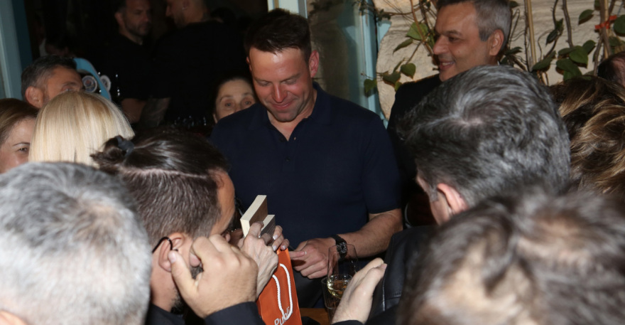 Στέφανος Κασσελάκης: Πάρτι γενεθλίων στου Ψυρρή - Δείτε βίντεο και φωτογραφίες