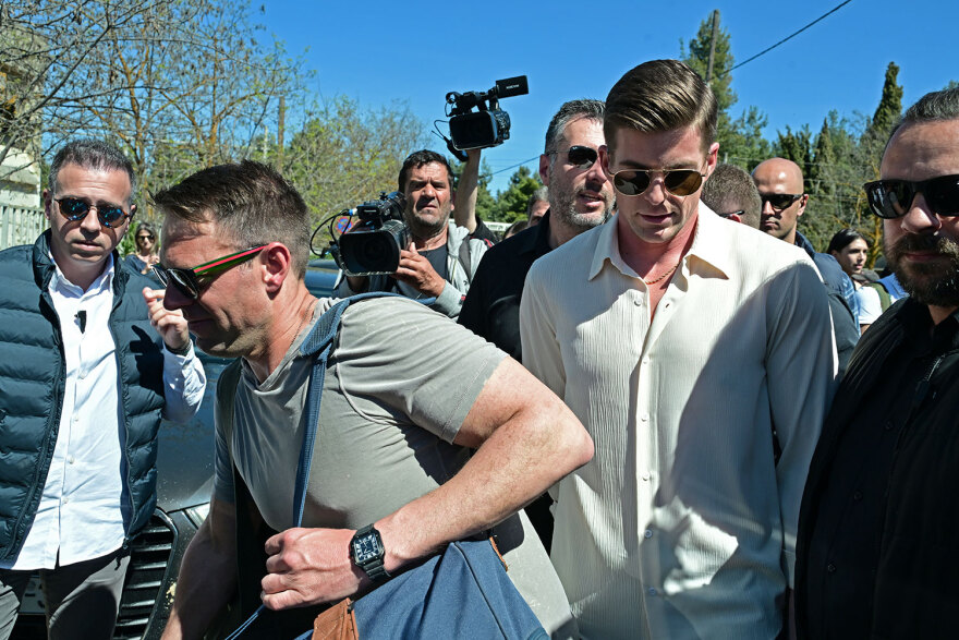 Κασσελάκης: «Συν ένα παιδιά» - Λάθος νούμερο στα κεράκια της τούρτας για τα γενέθλιά του - Βίντεο