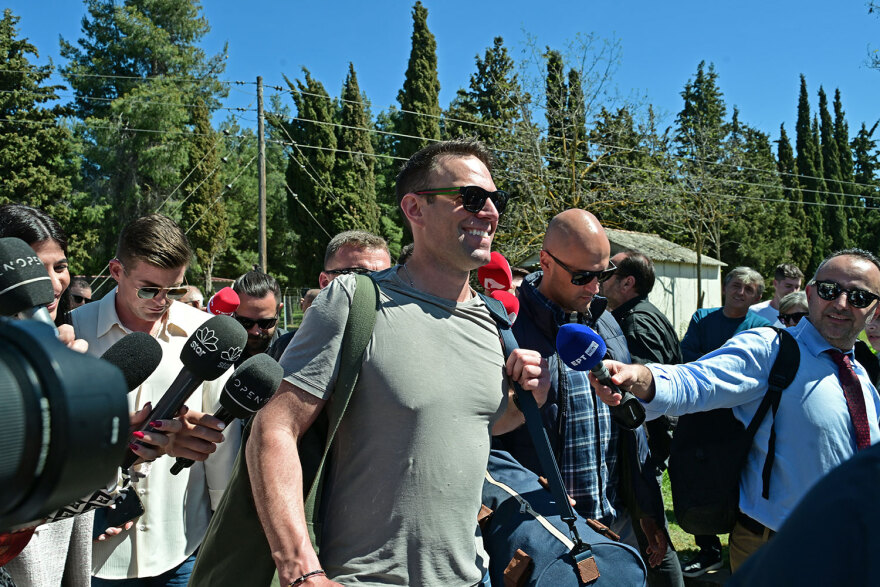 Κασσελάκης: «Συν ένα παιδιά» - Λάθος νούμερο στα κεράκια της τούρτας για τα γενέθλιά του - Βίντεο