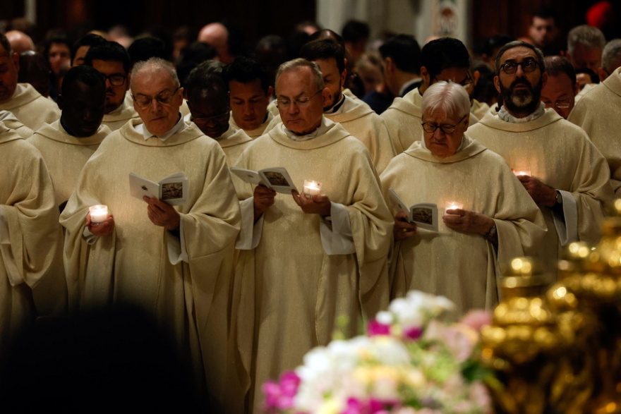 Βατικανό: Mε αναπηρικό αμαξίδιο πήγε ο Πάπας στην πασχαλινή αγρυπνία - Με τρεμάμενη φωνή ολοκλήρωσε την λειτουργία