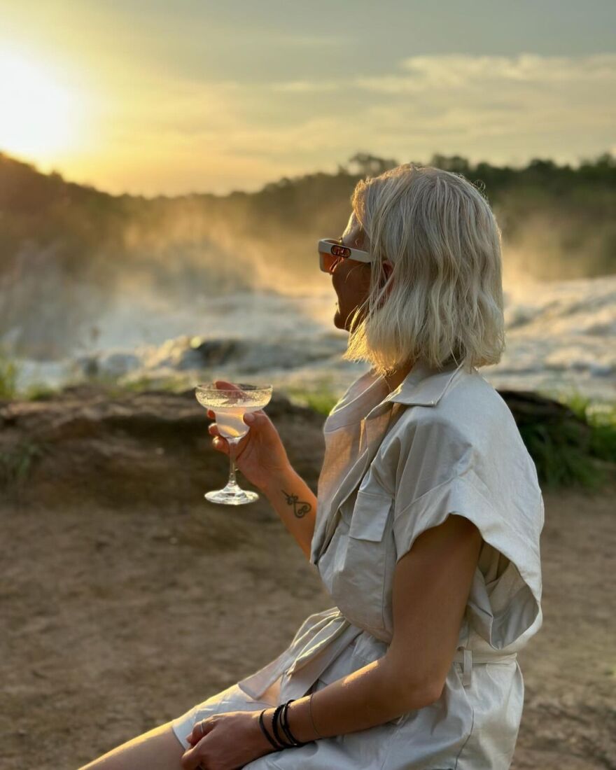 Χριστίνα Κοντοβά: Οι φωτογραφίες που πίνει ποτό μπροστά στους καταρράκτες της Ουγκάντα