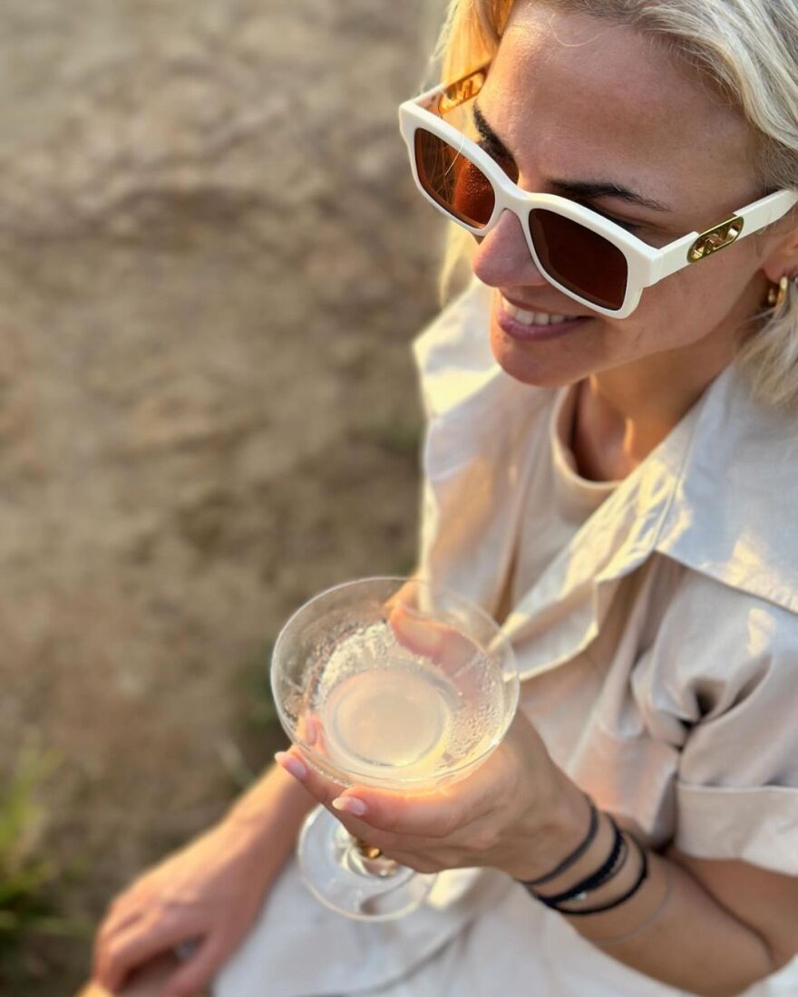 Χριστίνα Κοντοβά: Οι φωτογραφίες που πίνει ποτό μπροστά στους καταρράκτες της Ουγκάντα