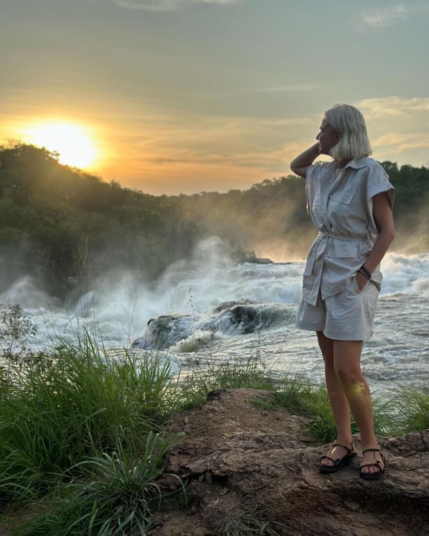 Χριστίνα Κοντοβά: Οι φωτογραφίες που πίνει ποτό μπροστά στους καταρράκτες της Ουγκάντα