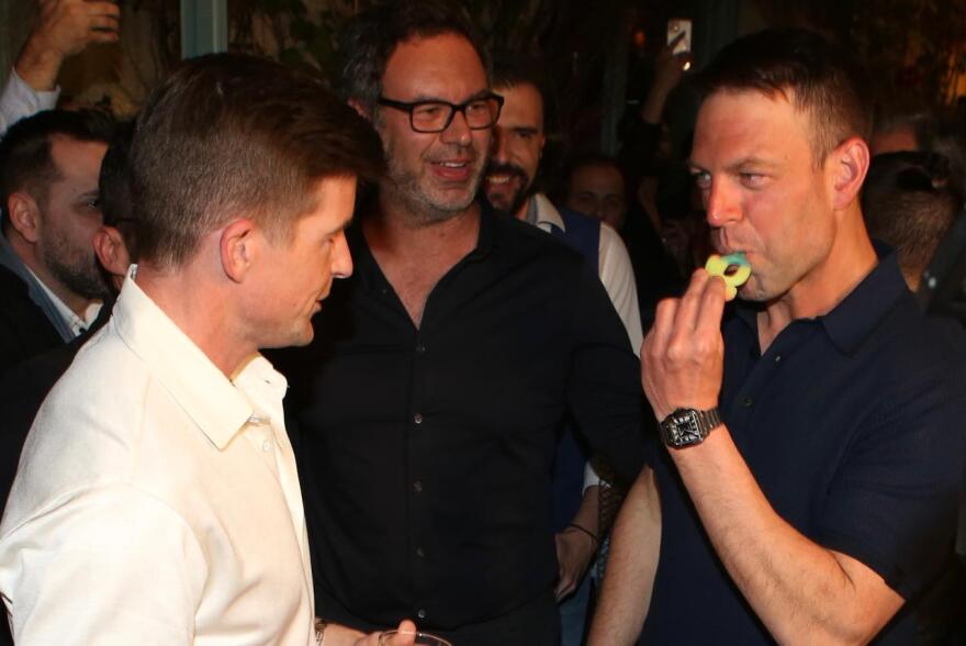 Στέφανος Κασσελάκης: Πάρτι γενεθλίων στου Ψυρρή - Δείτε βίντεο και φωτογραφίες