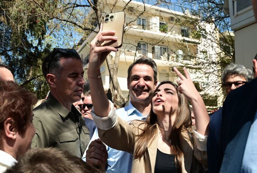 Μητσοτάκης: Οι selfies από το Μοσχάτο - «Δίπλα σε παλιούς και νέους φίλους»