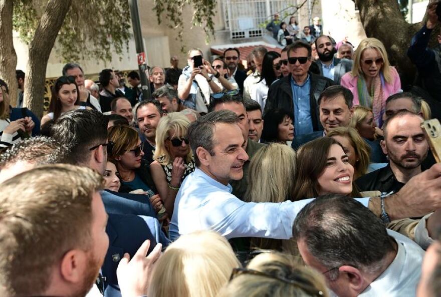 Μητσοτάκης: Οι selfies από το Μοσχάτο - «Δίπλα σε παλιούς και νέους φίλους»