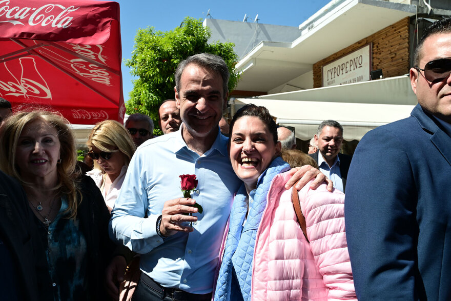 Μητσοτάκης: Οι selfies από το Μοσχάτο - «Δίπλα σε παλιούς και νέους φίλους»