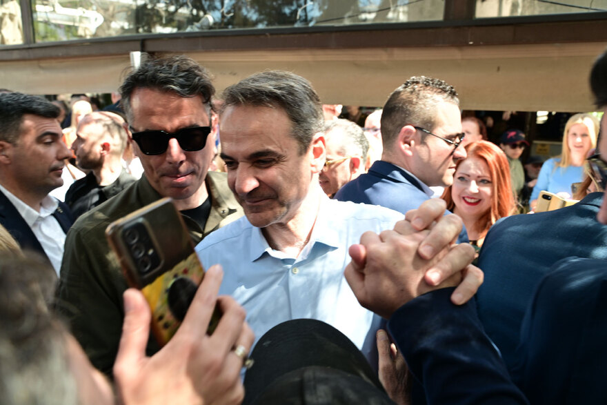 Μητσοτάκης: Οι selfies από το Μοσχάτο - «Δίπλα σε παλιούς και νέους φίλους»