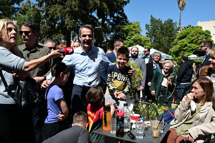 Μητσοτάκης: Οι selfies από το Μοσχάτο - «Δίπλα σε παλιούς και νέους φίλους»